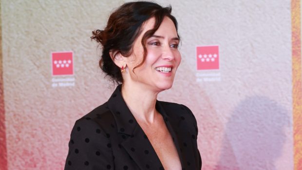 El vestido de Zara que cuesta menos de 30 euros y que se ha convertido en un imprescindible en la maleta de AyusoTRES)