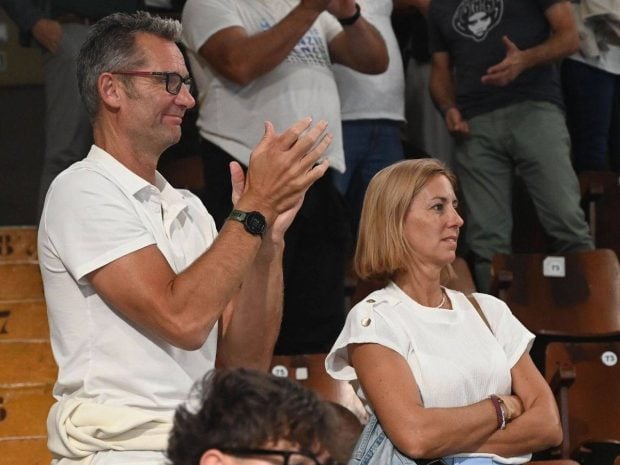 Ainhoa Armentia e Iñaki Urdangarin en el último partido de Pablo Urdangarin en León. (Redes Sociales)