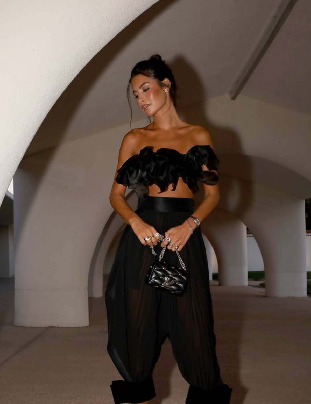 Top de De la Cierva y Nicol&aacute;s, pantalones y bolso de Louis Vuitton, joyas de Dinh Van Pari. (Redes Sociales)