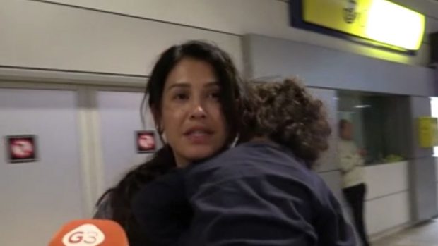 Gabriela Guill&eacute;n a su llegada a Espa&ntilde;a con su hijo. (Foto: Gtres)