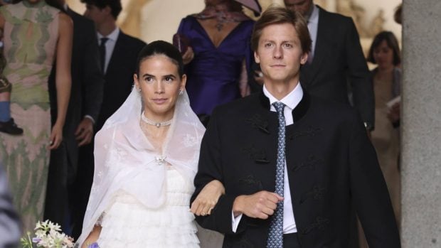 Luc&iacute;a Entrecanales y Laszlo Bene saliendo del templo Hospital de Tavera reci&eacute;n casados. (Foto: Gtres)