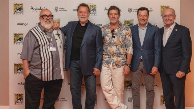 Antonio Banderas, &Aacute;lex de la Iglesia y autoridades pol&iacute;ticas reciben a Arnold Schwarzenegger en M&aacute;laga. (FOTO: GTRES)