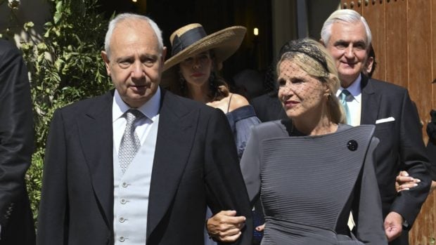 Eugenia Mart&iacute;nez de Irujo y su hermano Fernando en la boda de Cayetano. (Foto: Gtres)