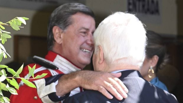 El abrazo entre Cayetano Mart&iacute;nez de Irujo y su hermano, el duque de Alba. (Foto: Gtres)