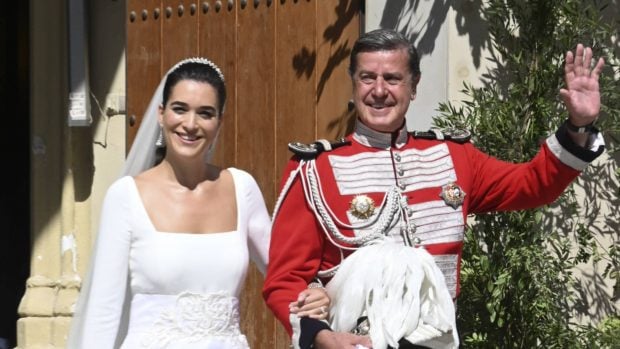Cayetano Mart&iacute;nez de Irujo y B&aacute;rbara Mirjan reci&eacute;n casados. (Foto: Gtres)