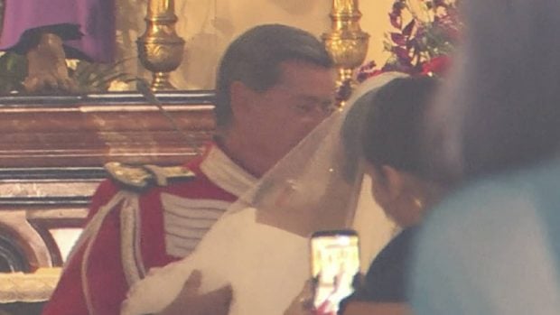 Cayetano Mart&iacute;nez de Irujo y B&aacute;rbara Mirjan en su boda. (Foto: Gtres)