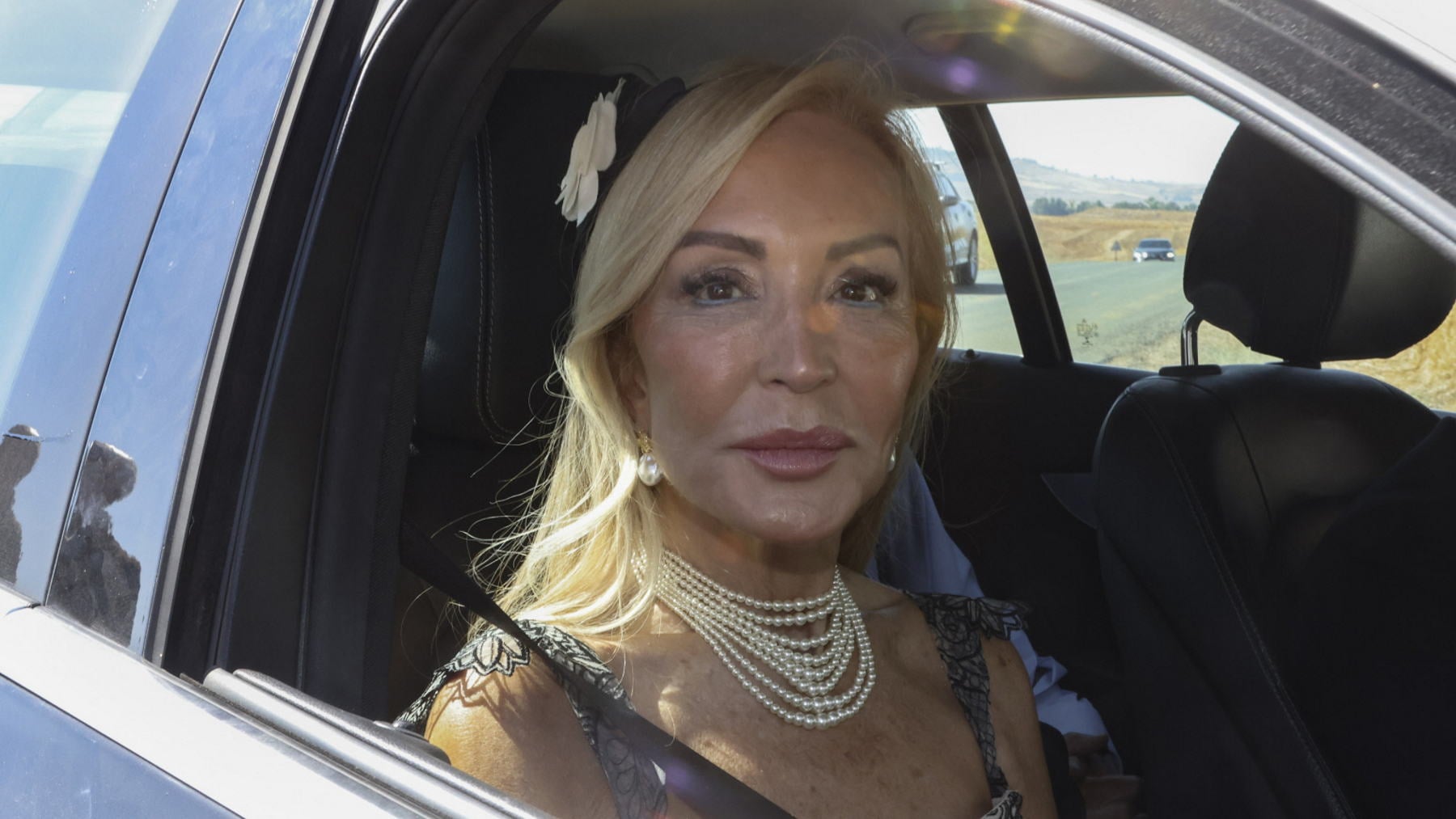 Carmen Lomana en la boda de Cayetano Martínez de Irujo. (Foto: Gtres)