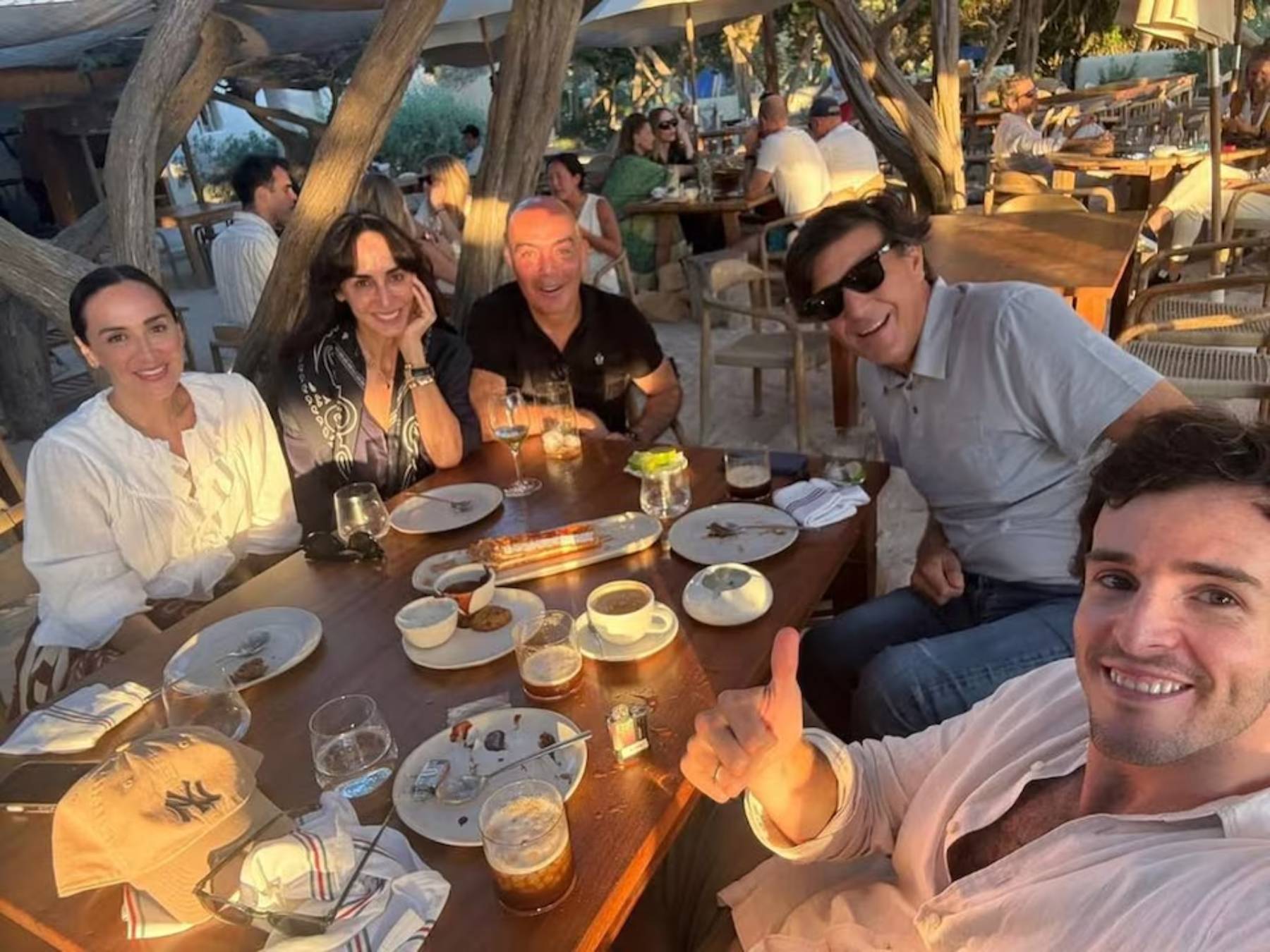 Tamara Falc&oacute; e &Iacute;&ntilde;igo Onieva en Ibiza. (Foto: &copy;sarasolakike)