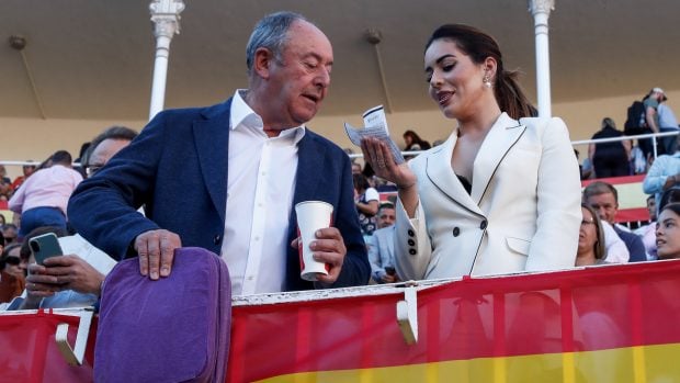 'El Chatarrero' acompa&ntilde;ado por una misteriosa mujer en Las Ventas. (Foto: Gtres)