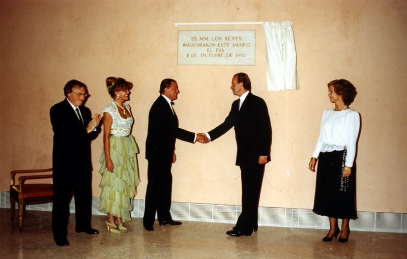 Los Reyes Juan Carlos y Sof&iacute;a junto a Tita Cervera y el bar&oacute;n Thyssen. (Foto: Museo Nacional Thyssen-Bornemisza Madrid)