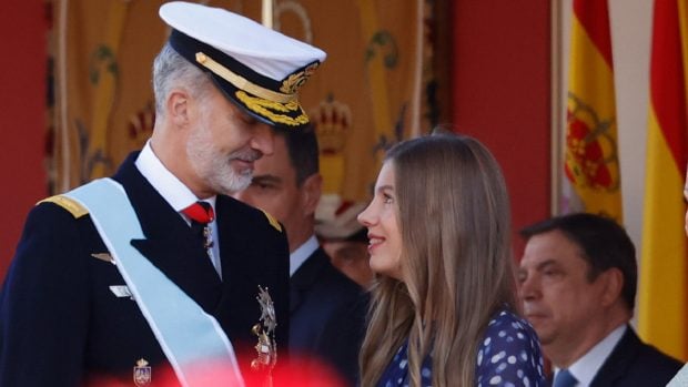 El rey Felipe con la infanta Sof&iacute;a en el desfile. (Foto: Gtres)