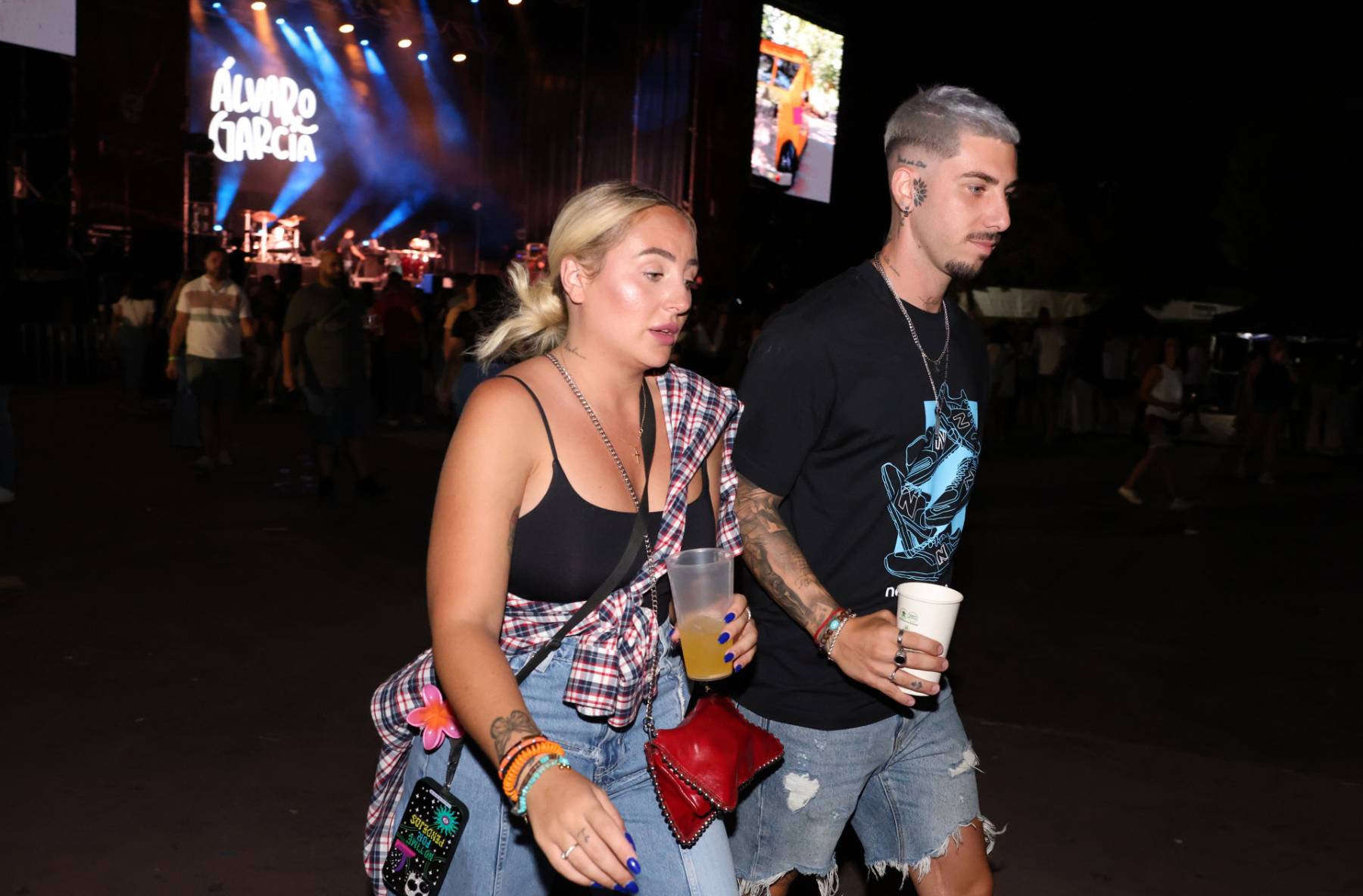Roc&iacute;o Flores junto a su pareja en un concierto. (Foto: Gtres)