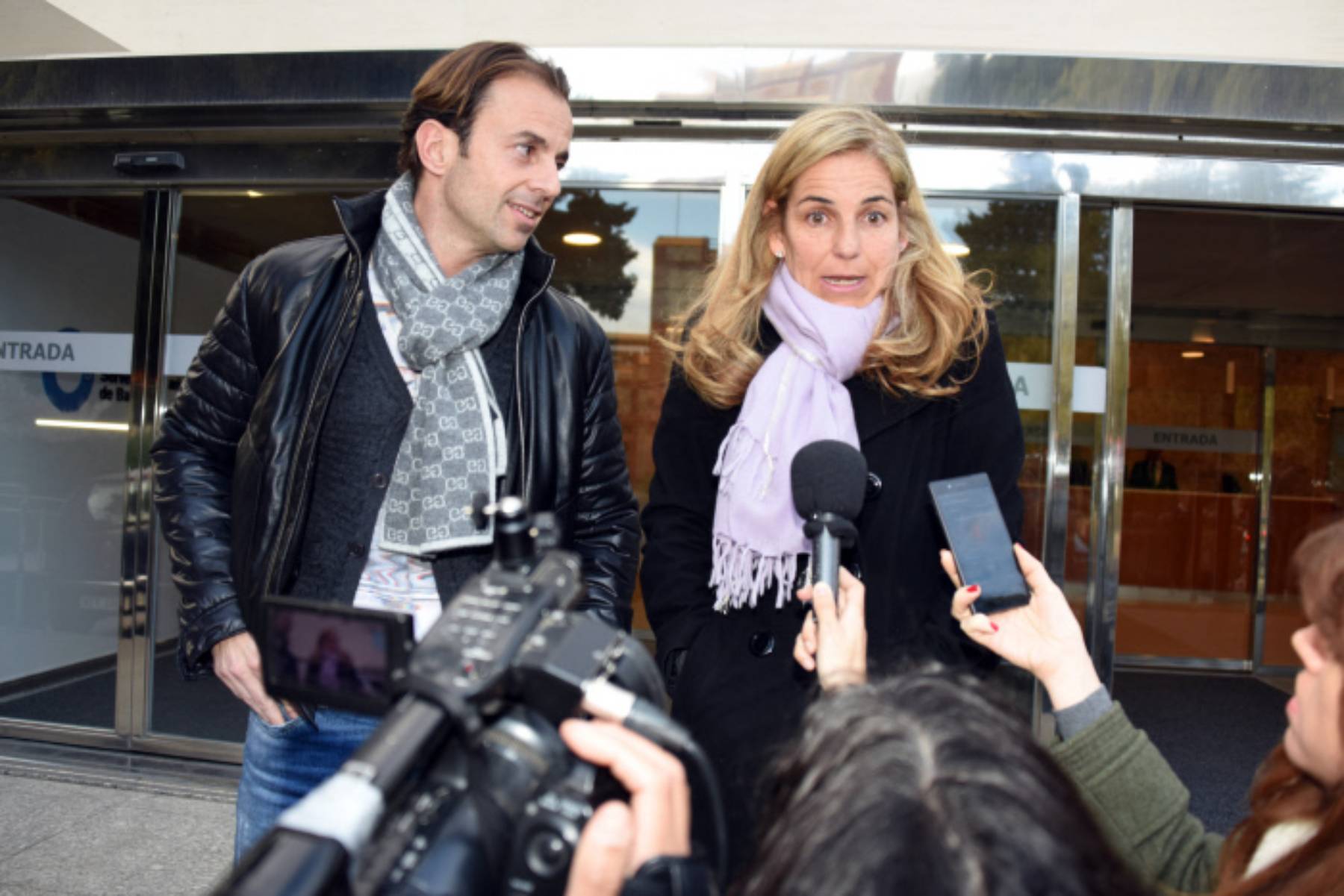 Arantxa S&aacute;nchez Vicario y Josep Santacana en los juzgados. (Foto: Gtres)