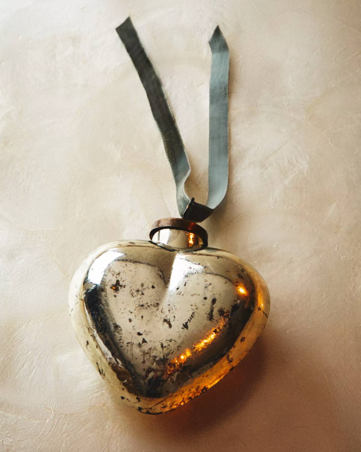 Adorno coraz&oacute;n plateado de Zara Home.