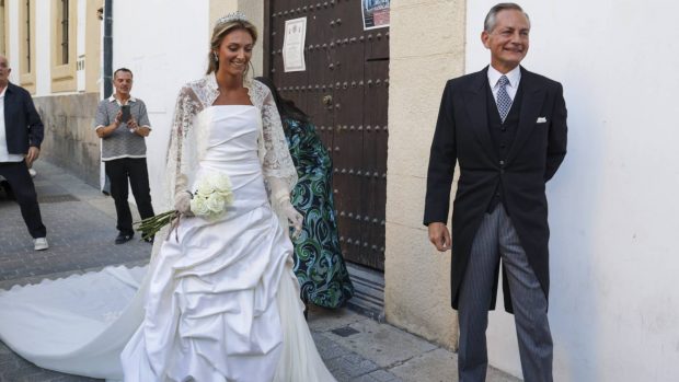 La novia y el padrino en las inmediaciones del templo. (Foto: Gtres)