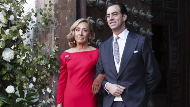 Hugo Hern&aacute;ndez-Mancha y la madrina en las puertas del templo. (Foto: Gtres)