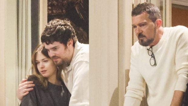 Stella del Carmen, su marido y Antonio Banderas en la Semana Santa de M&aacute;laga. (Foto: Gtres)