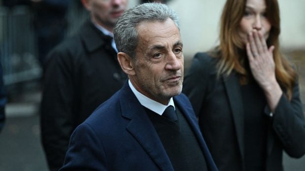 Nicolas Sarkozy a su llegada a la prisión de La Santé, en París. (Foto: Gtres)