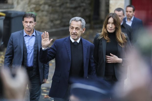 Nicolas Sarkozy y Carla Bruni a su llegada a la prisi&oacute;n de La Sant&eacute;, en Par&iacute;s.