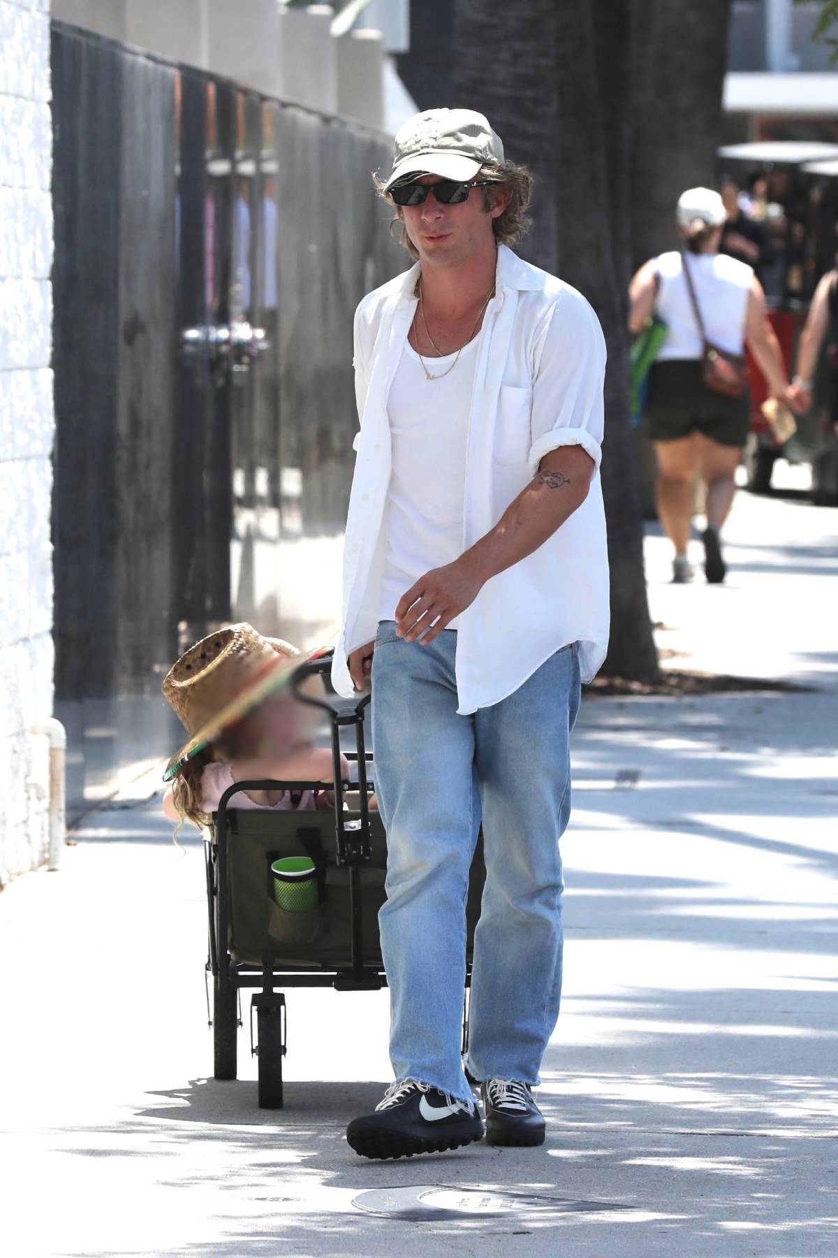 Jeremy Allen White aparece paseando de manera informal con una niña en un carrito. (Foto: Gtres)