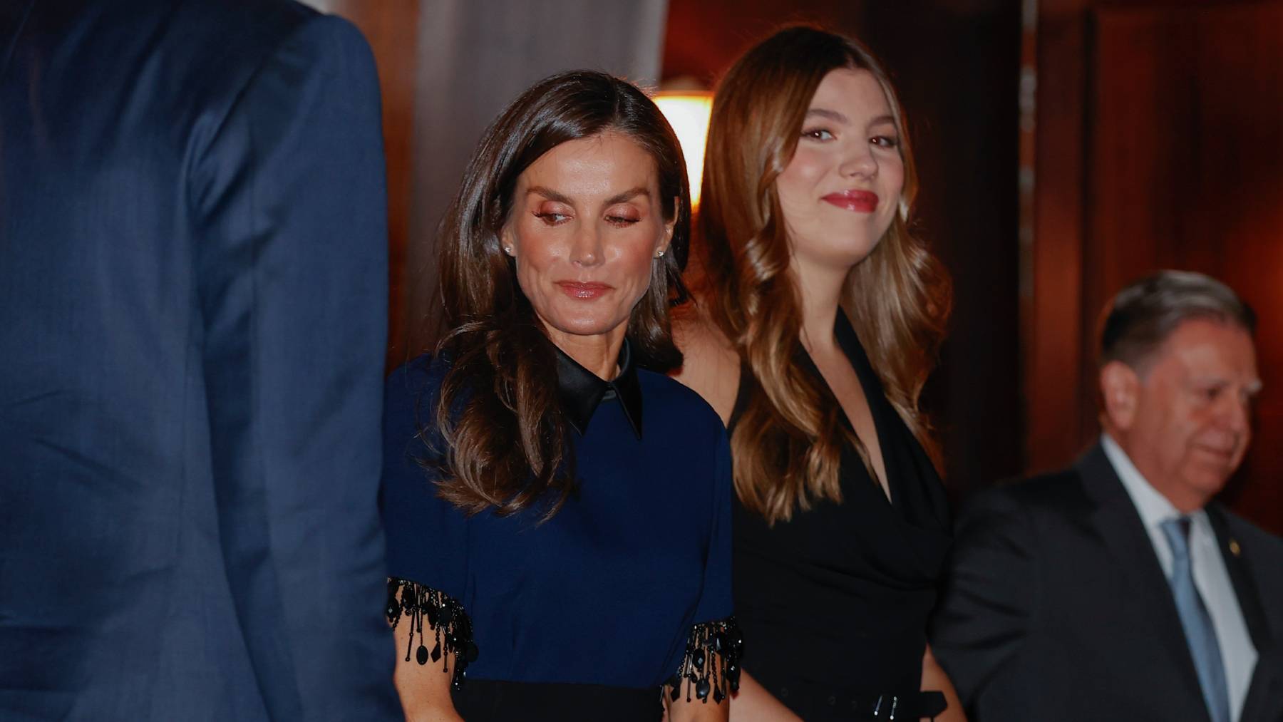 La Reina Letizia y la infanta Sof&iacute;a en Oviedo. (Foto: Gtres)