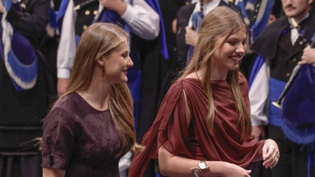 La princesa Leonor y la infanta Sof&iacute;a en los Premios Princesa de Asturias. (Foto: Gtres)