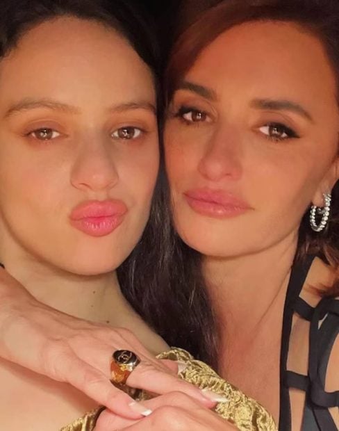 Rosal&iacute;a y Pen&eacute;lope Cruz en una fiesta. (Foto: redes sociales)