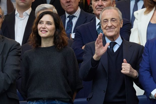 La presidenta de la Comunidad de Madrid, Isabel D&iacute;az Ayuso, estuvo tambi&eacute;n presente en el palco presidencial junto a Nuria Gonz&aacute;lez. (Foto: Gtres)
