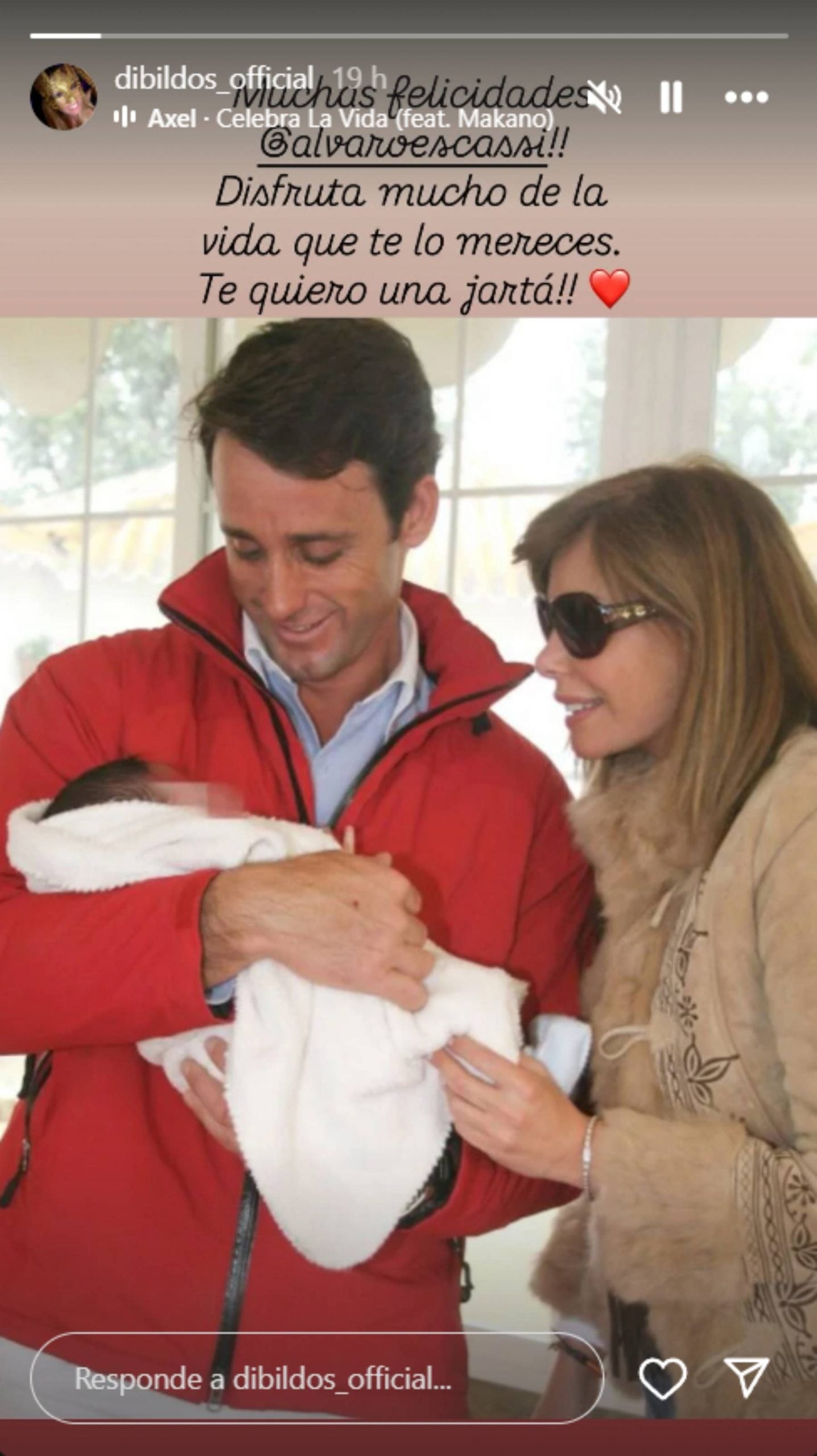 Álvaro Muñoz Escassi y Lara Dibildos junto a su hijo en común. (Foto: RRSS)