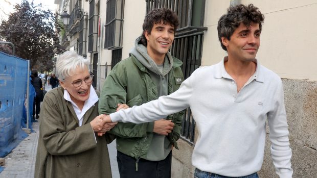 Los Javis, gu&iacute;as de Glenn Close en Madrid. (Foto. Gtres)