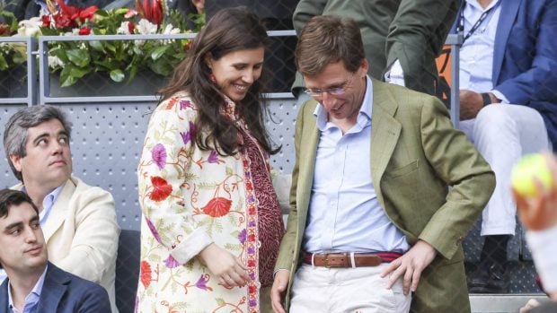 Teresa Urquijo y Jos&eacute; Luis Mart&iacute;nez-Almeida en la Caja M&aacute;gica. (Foto: Gtres)