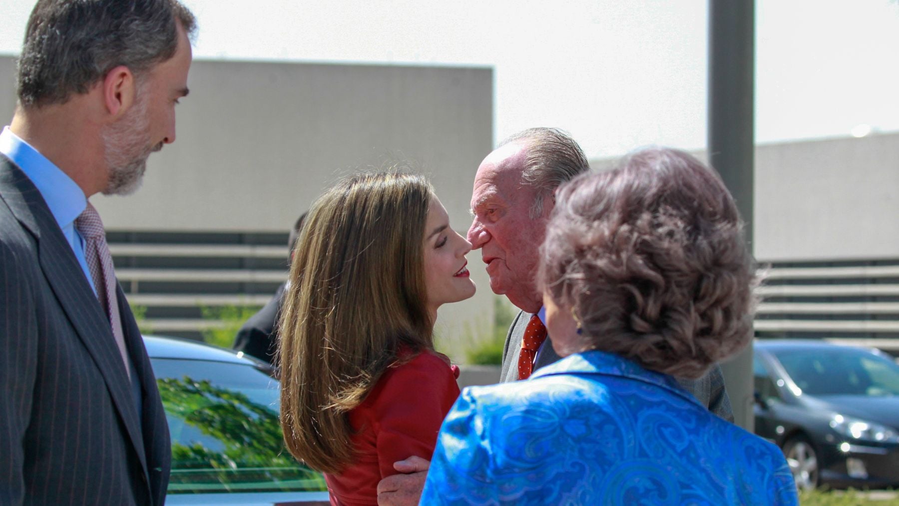 La Reina Letizia saludando al em&eacute;rito Juan Carlos. (Foto: Gtres)