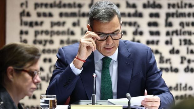 Pedro S&aacute;nchez interviene en el Senado con unas gafas Dior. (Foto: Okdiario)