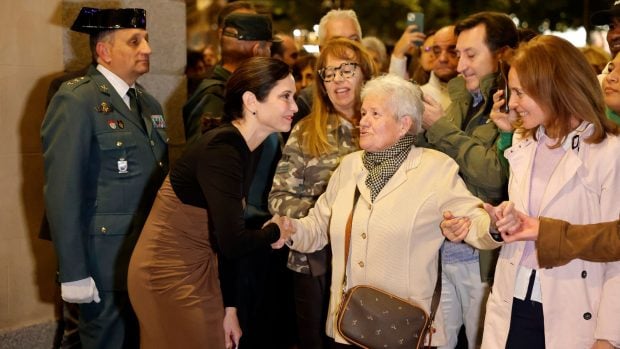 Isabel D&iacute;az Ayuso durante la procesi&oacute;n de San Judas Tadeo en Madrid. (Foto: Gtres)