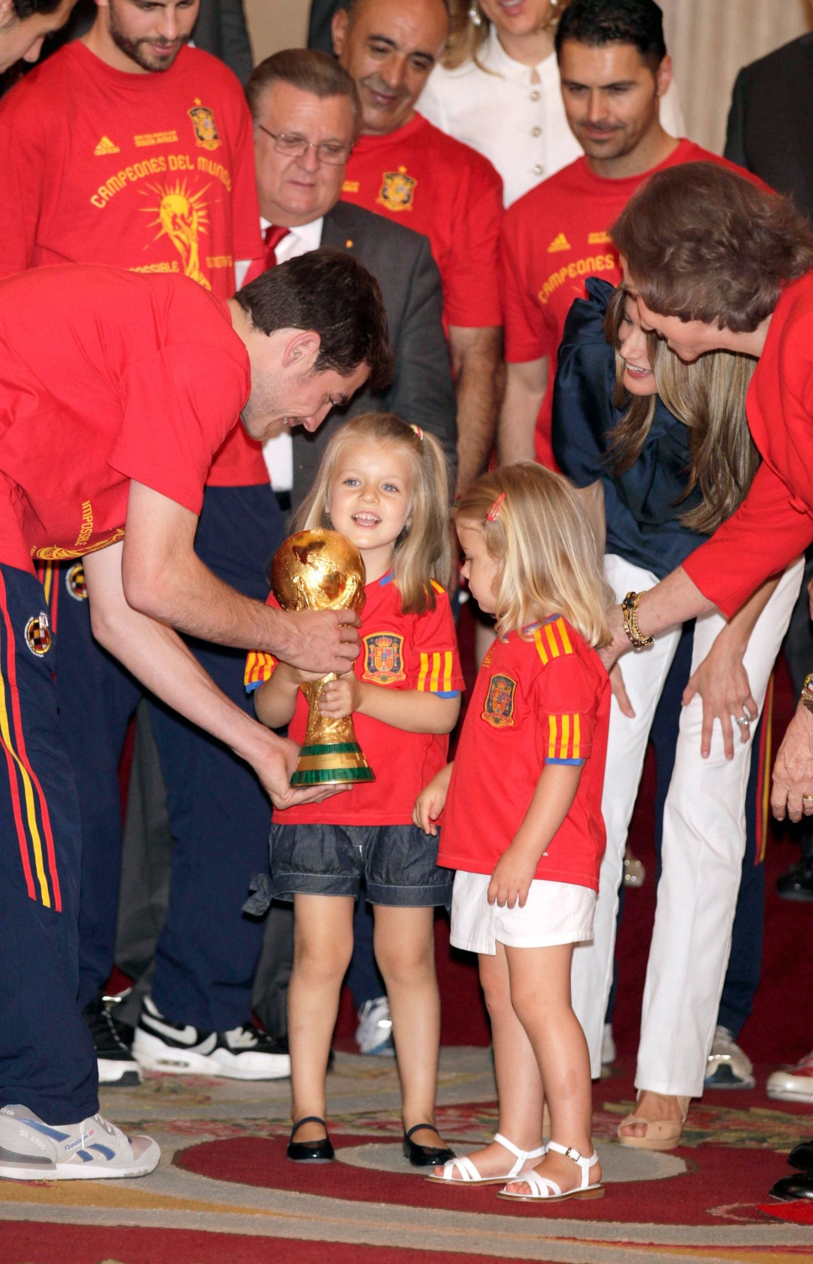 La princesa Leonor y la infanta Sof&iacute;a apoyan a la selecci&oacute;n espa&ntilde;ola de f&uacute;tbol (Foto: Gtres)