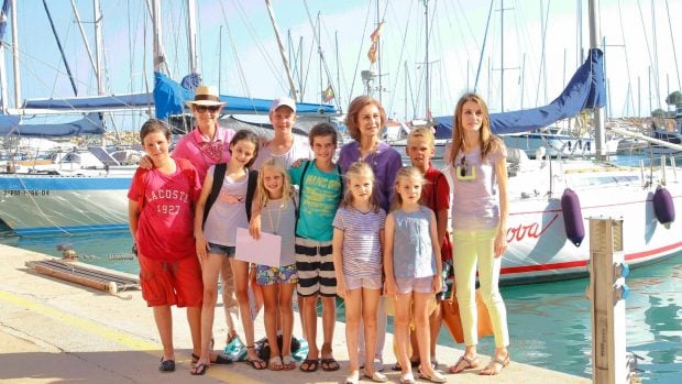 La princesa Leonor y la infanta Sof&iacute;a con todos sus primos en Mallorca. (Foto: Gtres)
