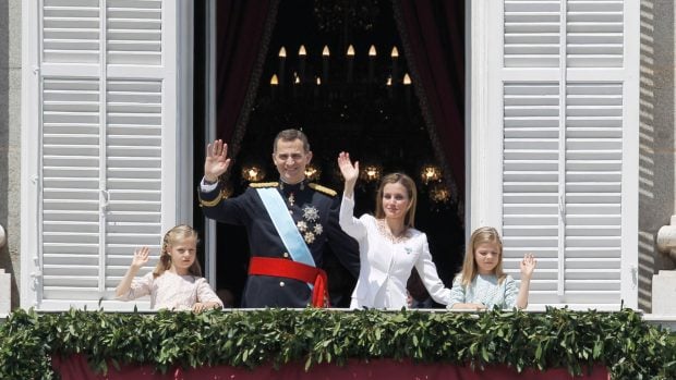 Los nuevos reyes de Espa&ntilde;a saludan desde el balc&oacute;n en el Palacio Real. (Foto: Gtres)