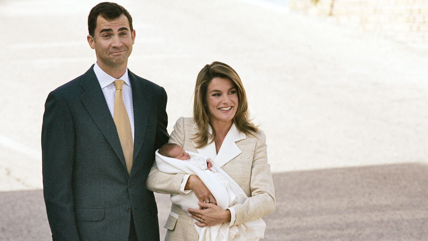 Los reyes presentan a su hija a la salida de la cl&iacute;nica Ruber de Madrid. (Foto: Gtres)