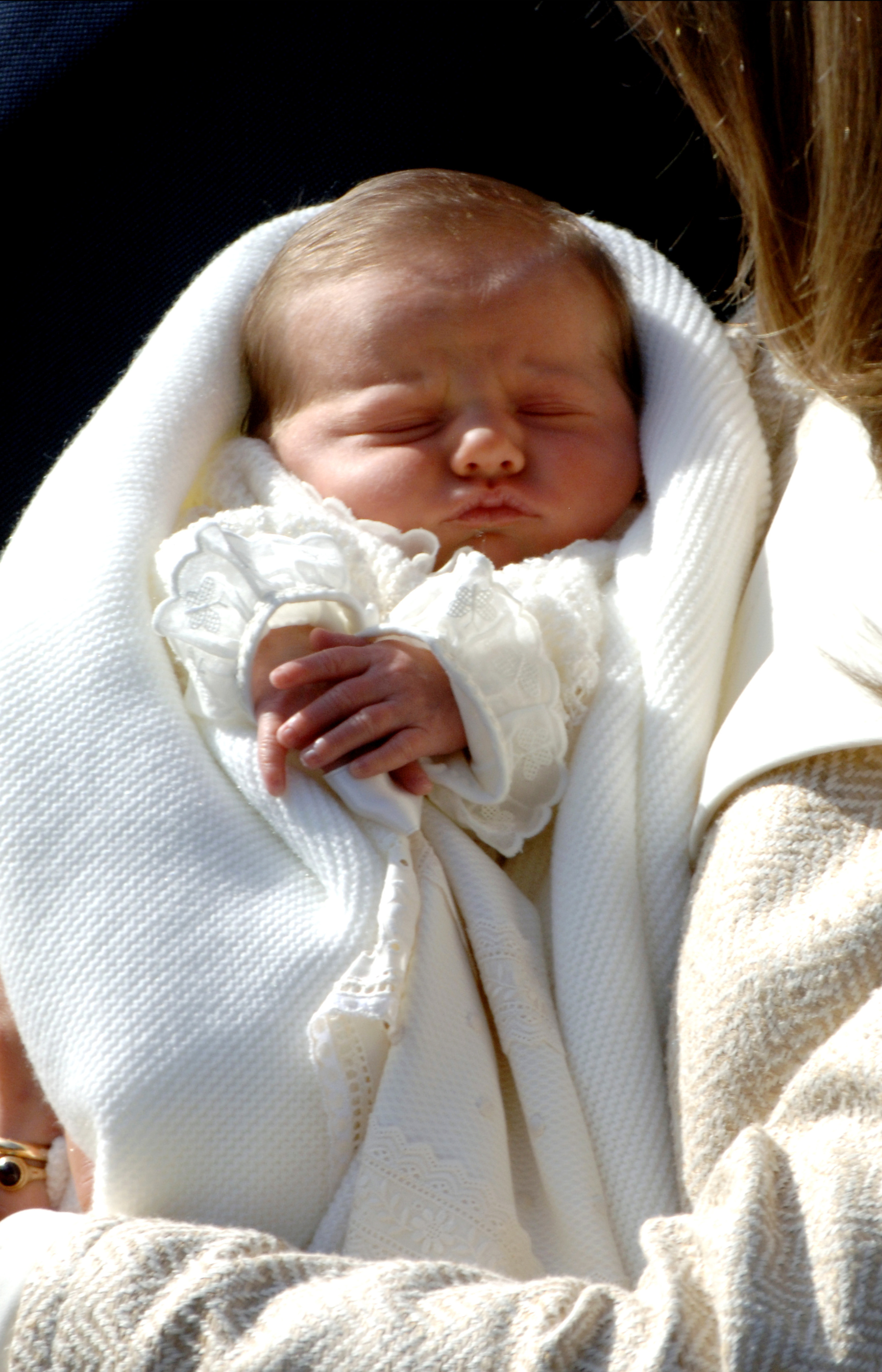 Presentaci&oacute;n de la infanta Leonor el d&iacute;a en que naci&oacute;. (Foto: Gtres)