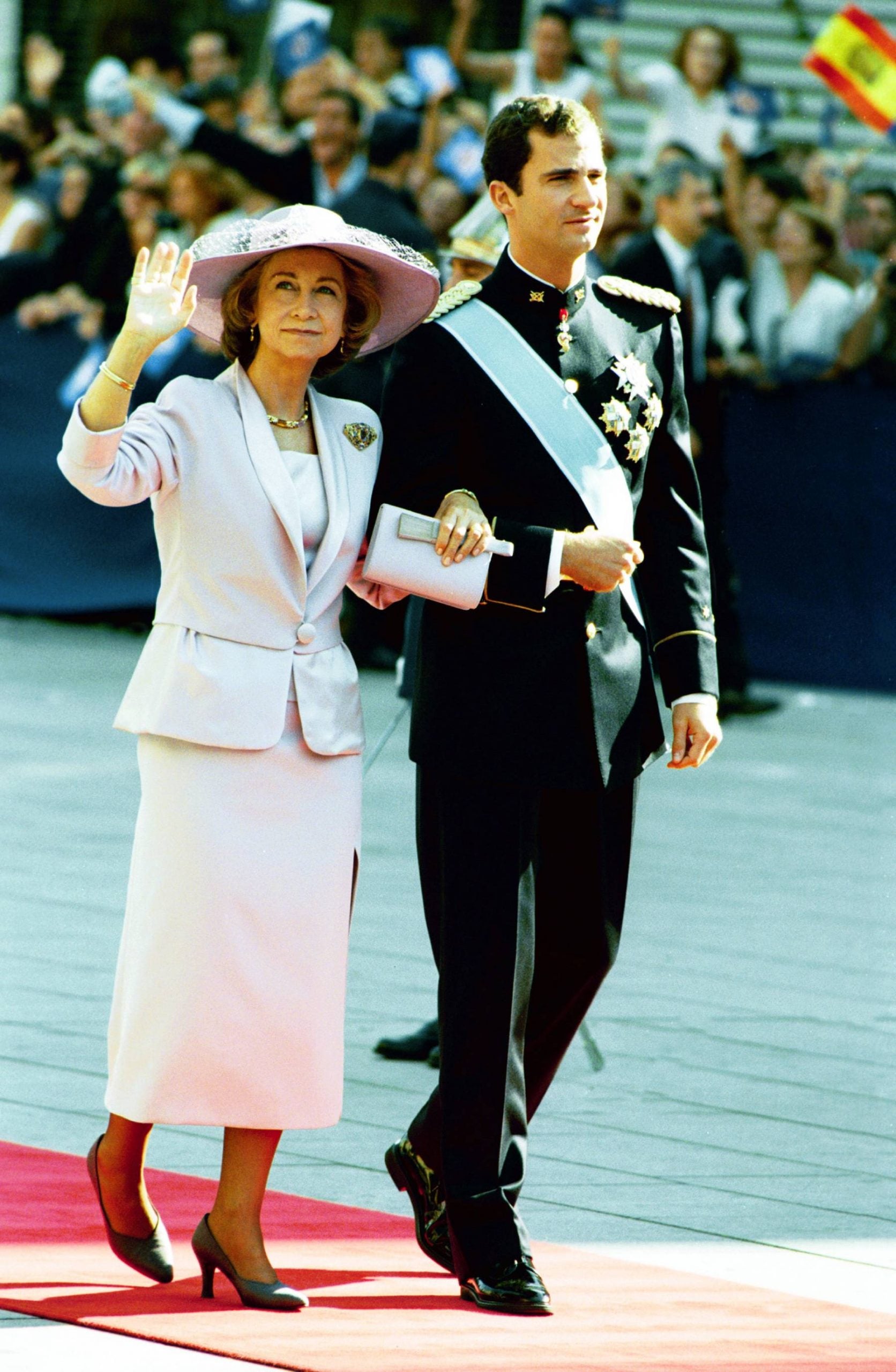 La Reina Sofía y el Rey Felipe VI en un acto oficial. (Foto: Gtres)