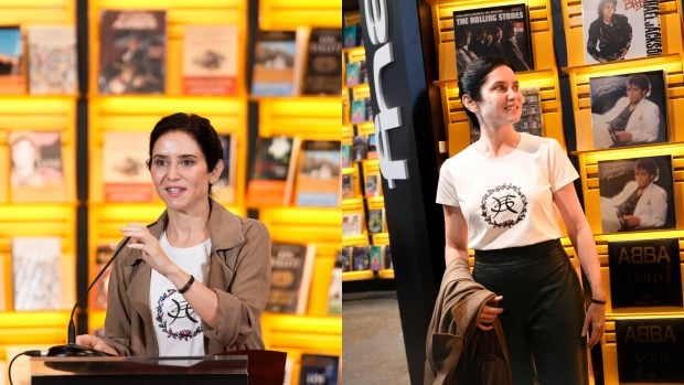 Ayuso luce una camiseta de 'H&eacute;roes del Silencio' en la reapertura del Fnac de Callao. (Foto: Gtres)