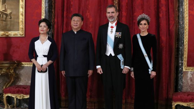 Los reyes junto a Xi Jinping y su esposa Peng Liyuan durante la cena de honor ofrecida en el Palacio Real en 2018. (Foto: Gtres)