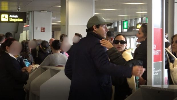 Tamara Falc&oacute; e I&ntilde;igo Onieva en el aeropuerto. (Foto: Gtres)