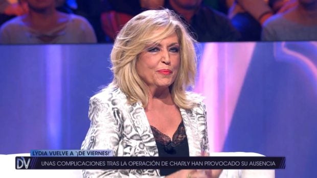 Lydia Lozano en el plat&oacute; de '&iexcl;De viernes!'. (Foto: Telecinco)
