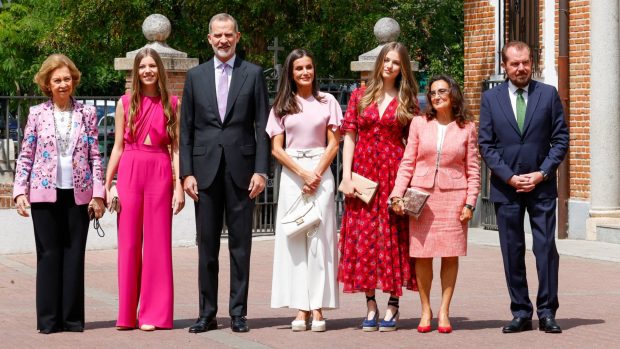 Foto de familia de los Reyes, la infanta Sof&iacute;a, la princesa Leonor, la Reina Sof&iacute;a, Paloma Rocasolano y Jes&uacute;s Ortiz. (Foto: Gtres)