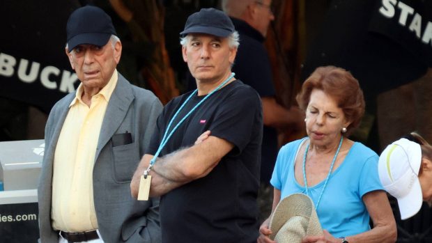 Mario Cargas Llosa, &Aacute;lvaro Vargas Llosa y Patricia Llosa. (Foto: Gtres)