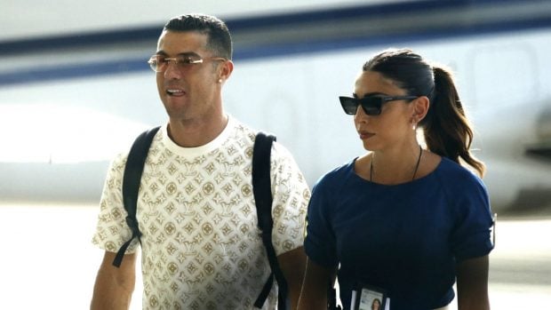 Cristiano Ronaldo y Georgina Rodr&iacute;guez en el aeropuerto. (Foto: Gtres)