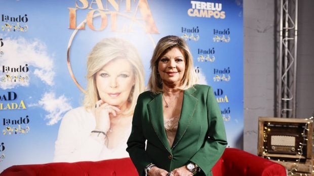 Terelu Campos junto al cartel de 'Santa Lola'. (Foto: Gtres)