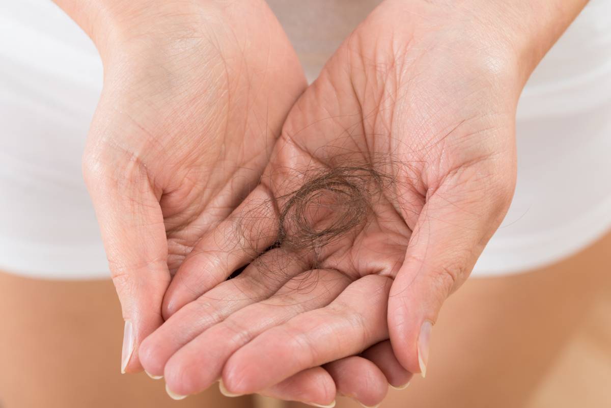 Un primer plano muestra a una persona sosteniendo en las manos un peque&ntilde;o mech&oacute;n de cabello ca&iacute;do. (Foto: Gtres)