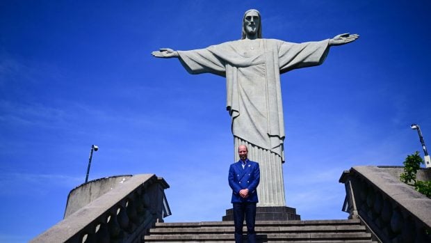 El pr&iacute;ncipe Guillermo posa junto al Cristo Redentor. (Foto: Gtres)